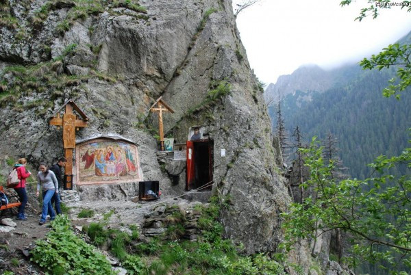 Femeie căzută de pe stânci la chilia părintelui Arsenie Boca