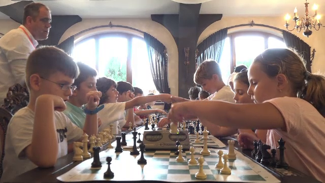 Competiție de șah la un castel din Baia Mare. Peste 100 de copii s-au „duelat”