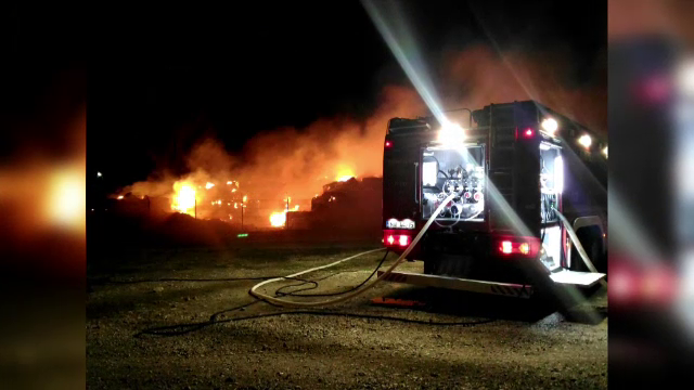 200 de tone de baloţi de paie au ars într-un incendiu la o societate de creştere a animalelor