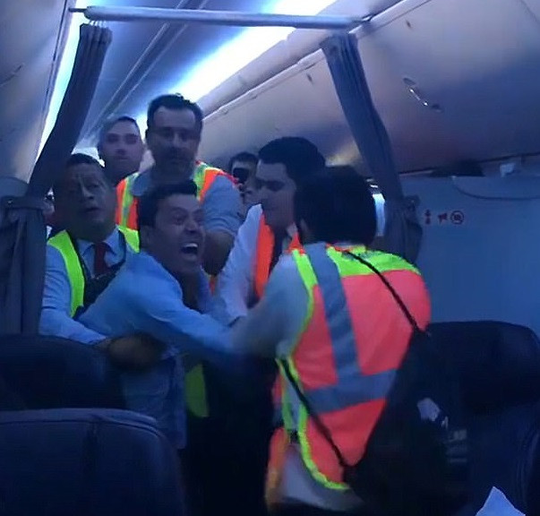 O aeronavă AeroMexico a aterizat de urgență, în urma unui scandal iscat la bord