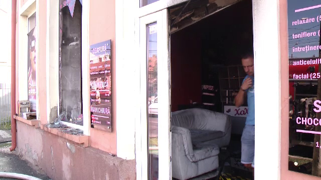 Panică la un salon de înfrumuseţare din Timişoara: un solar pentru bronzat a luat foc