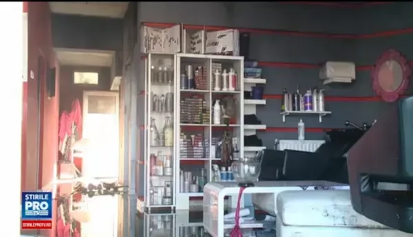 Panică la un salon de înfrumuseţare din Timişoara: un solar pentru bronzat a luat foc