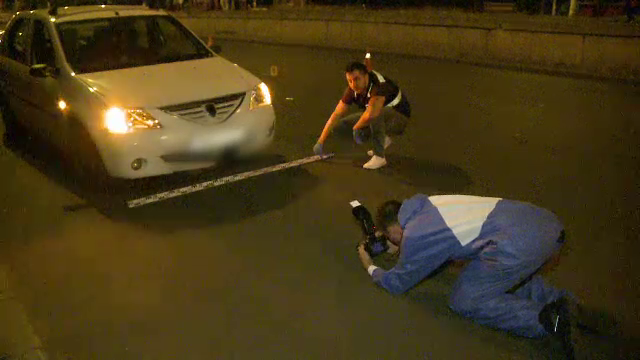 Un om al străzii s-ar fi aruncat în fața mașinii, în București