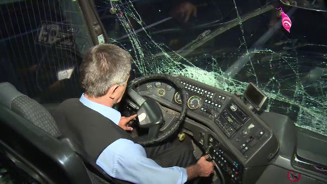 Autocarul în care se aflau 27 de oameni s-a izbit de un TIR