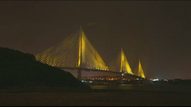 Inaugurare cu fast a celui mai mare pod suspendat din lume