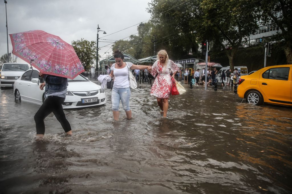 Inundaţii puternice la Istanbul, ce au paralizat traficul în oraş