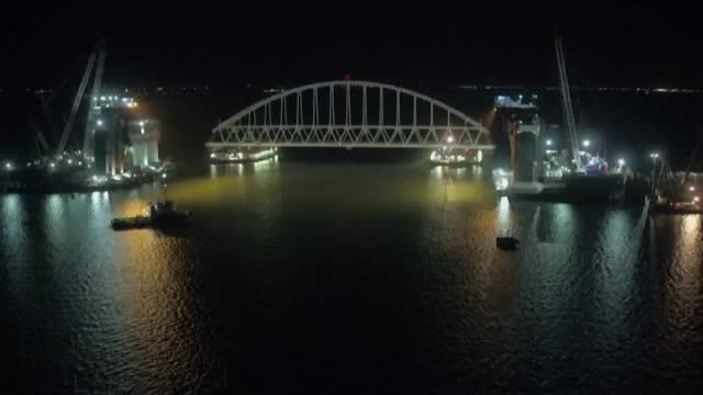 Podul care va lega Rusia de Crimeea, construit în proporție de 50%