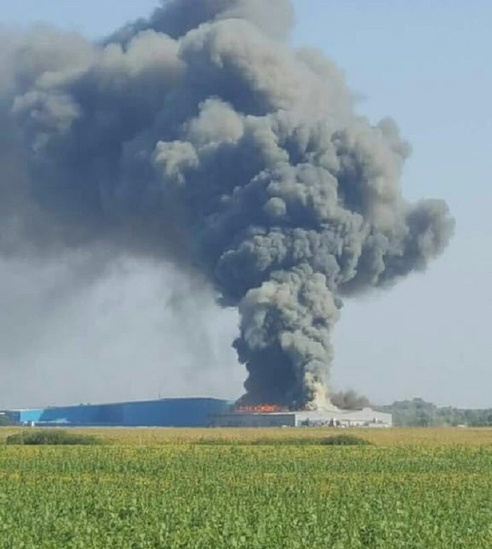 O fabrică din Timiş a luat foc cu 80 de oameni înăuntru. Pompierii au stins incendiul