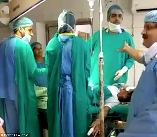 Medici din India, filmați certându-se în timpul unei cezariene