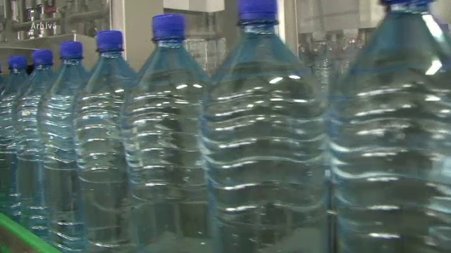 Sticlele de apă ar putea fi timbrate, la fel ca alcoolul și țigările