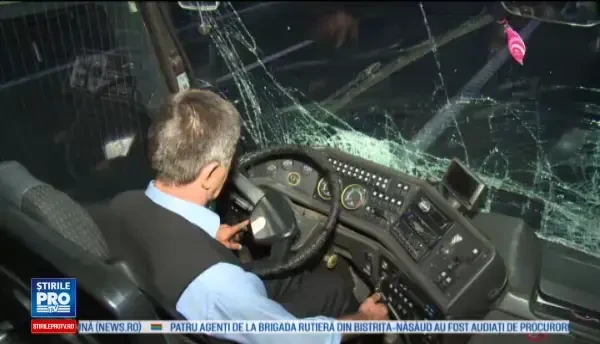 Autocarul în care se aflau 27 de oameni s-a izbit de un TIR