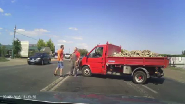 Bătaie filmată între doi șoferi, după ce unul dintre ei a evitat un accident