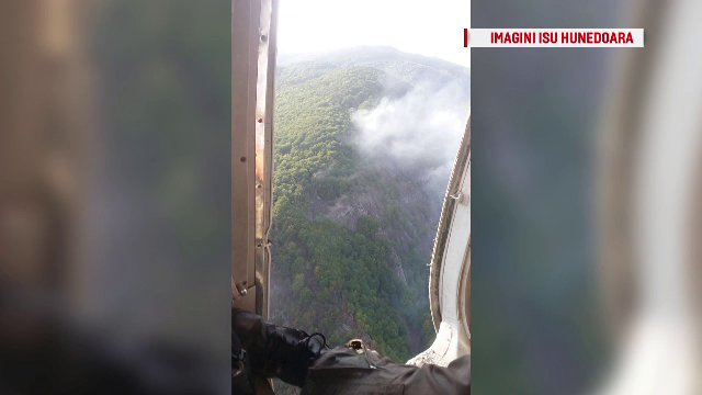 Incendiu de vegetație în Hunedoara. Misiune dificilă pentru pompieri