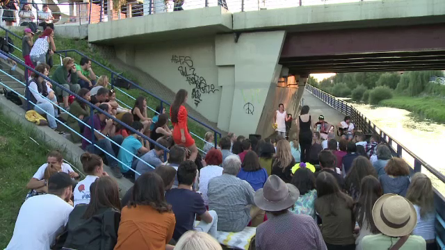 Teatrul din Cartier: spectacol sub pod, admirat de zeci de trecători