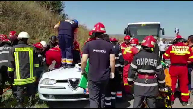 Accident grav pe "Drumul Morţii". Un autocar s-a lovit de un autoturism