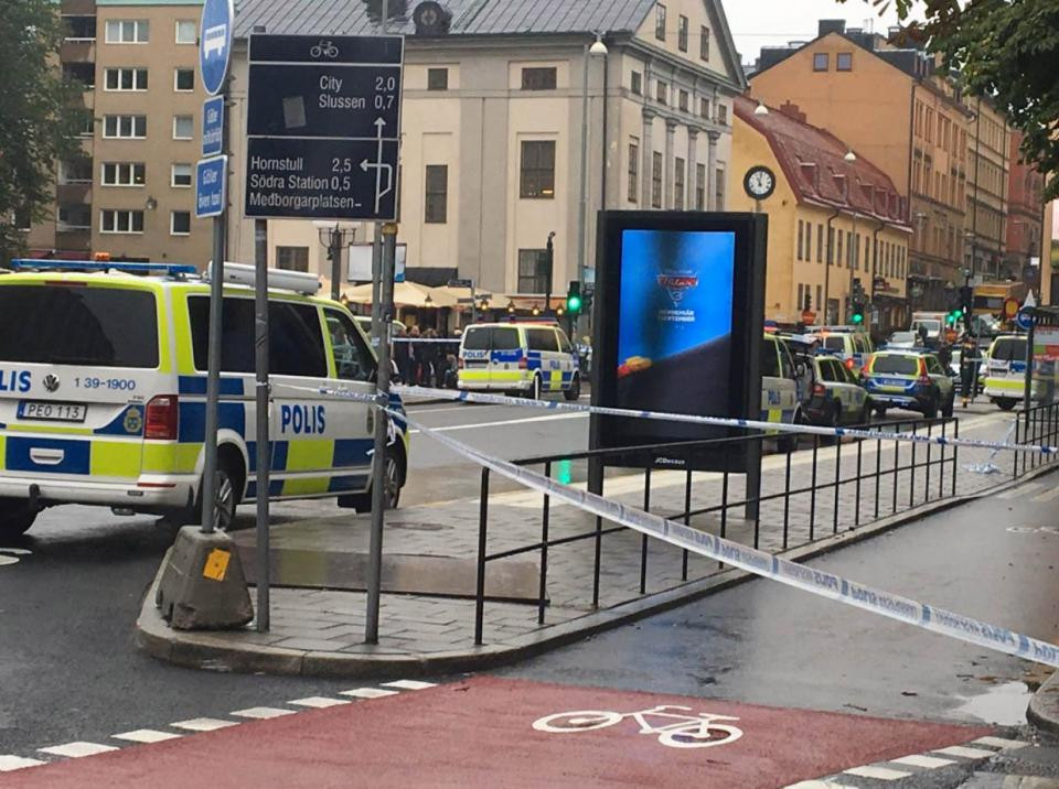 Poliţist înjunghiat în spate şi în gât la Stockholm