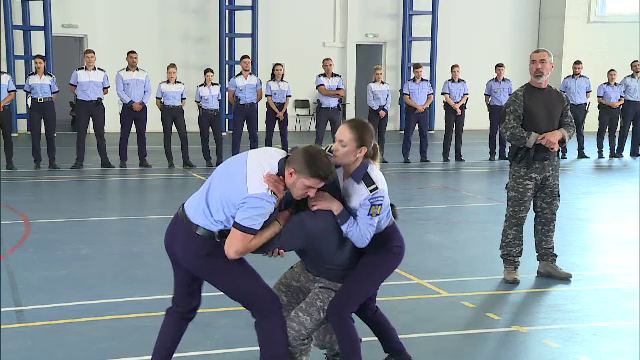 Polițiștii, retrimiși la școală și învățați să gestioneze situațiile de criză