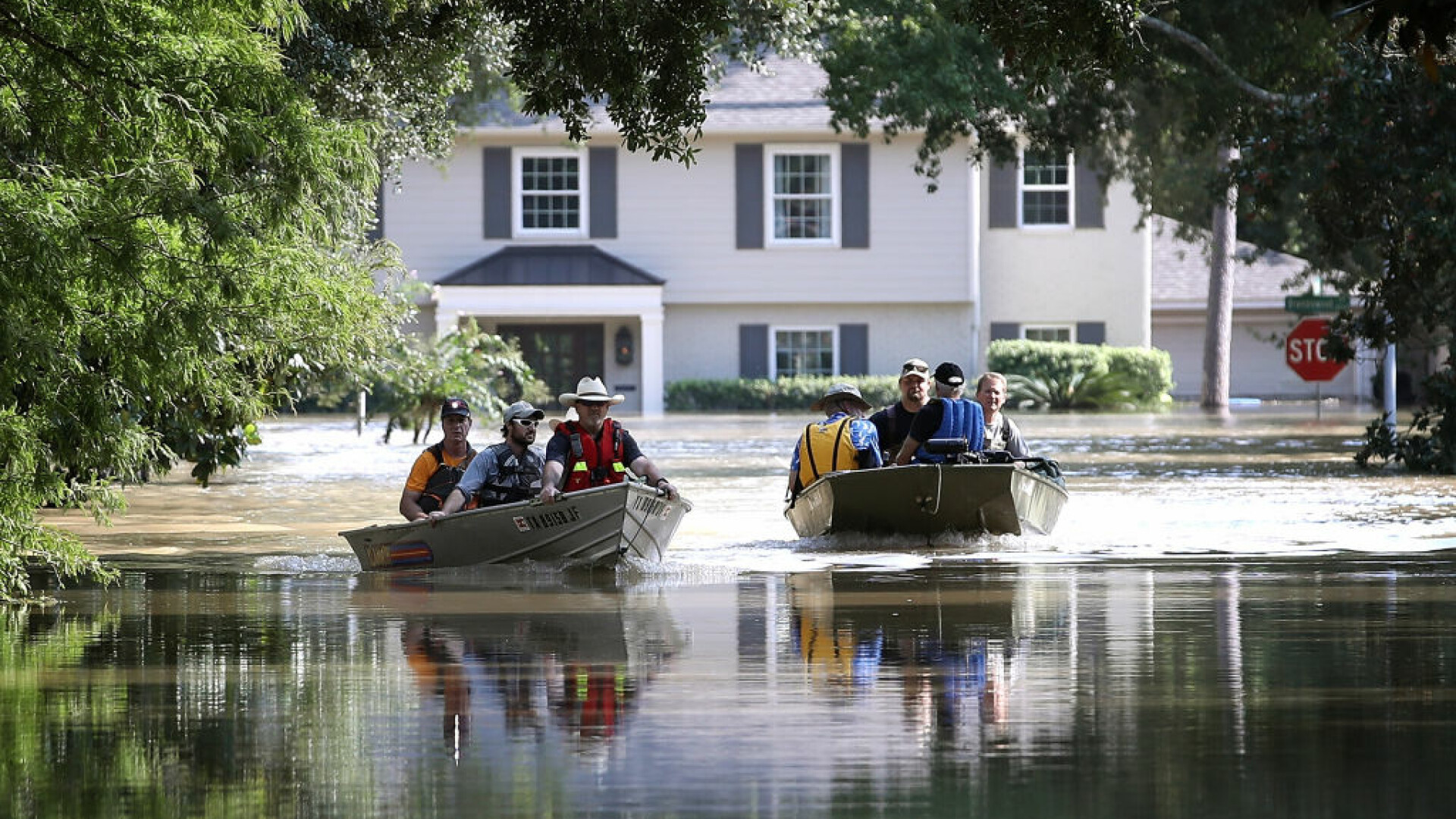 Uraganul Harvey a lăsat sute de mii de oameni fără case. Trump donează un milion de dolari