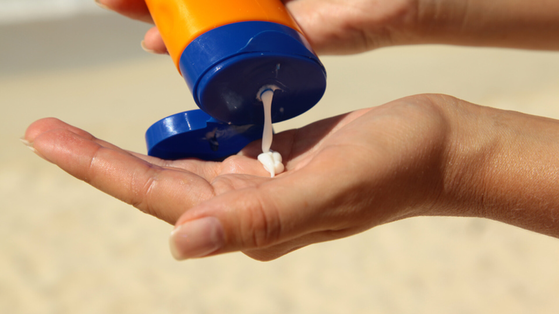 Zeci de americani s-au dat cu cremă de plajă pe ochi ca să se uite la eclipsă