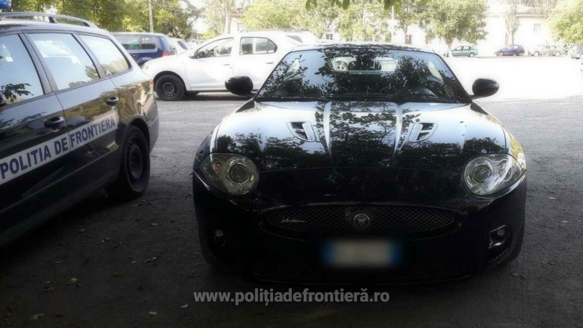 Şoferul unui Jaguar, oprit de poliţie. Ce explicaţie a dat pentru că maşina era furată
