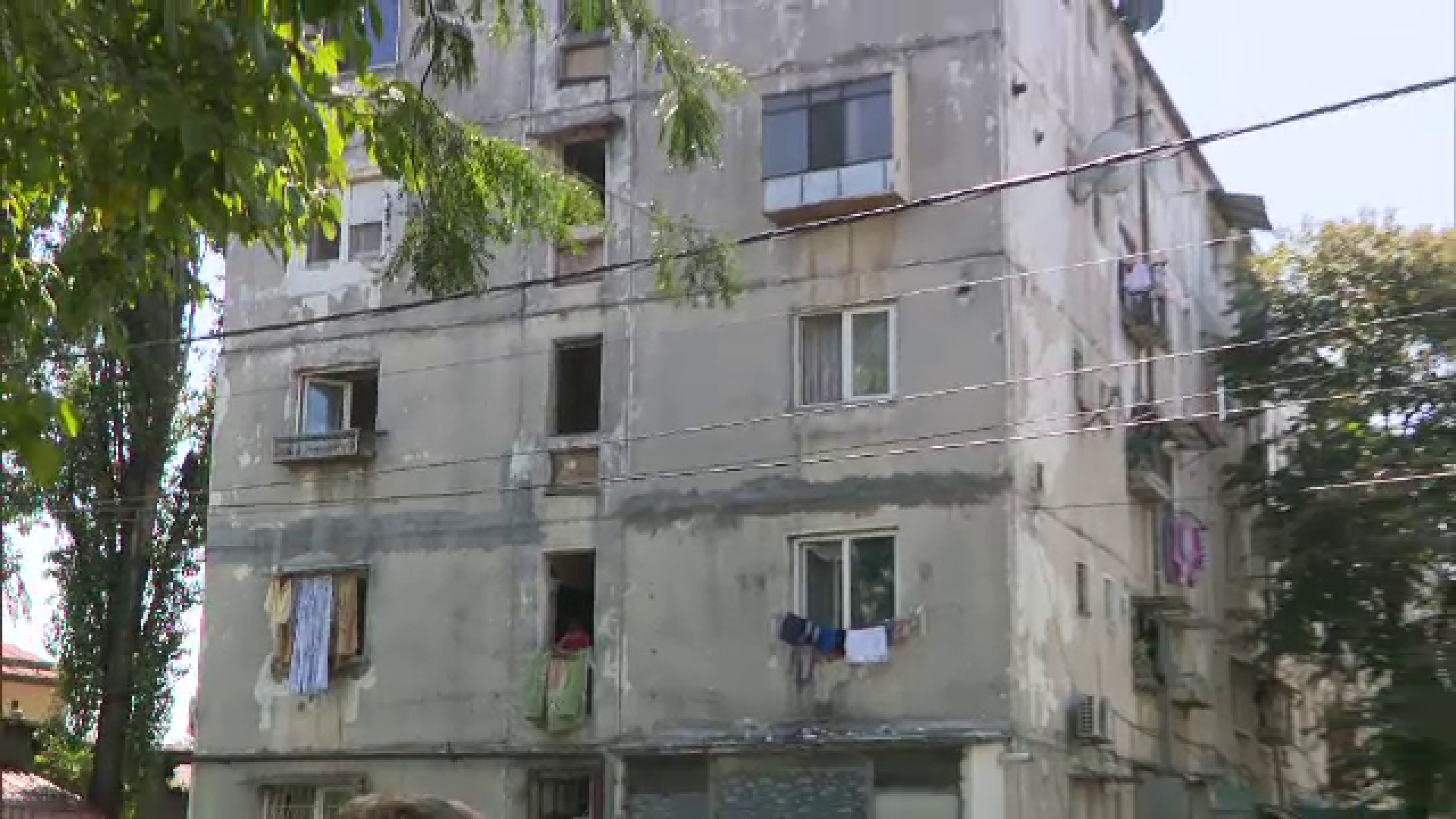 Imaginile sărăciei, la 5 km de Casa Poporului: "Șobolanii intră peste noi în casă"