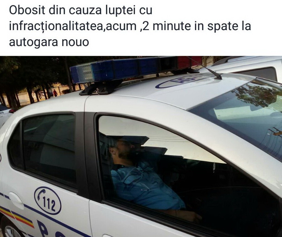 Polițist pozat în timp ce ”dormea” în mașina de serviciu. Explicația tristă din spatele imaginii