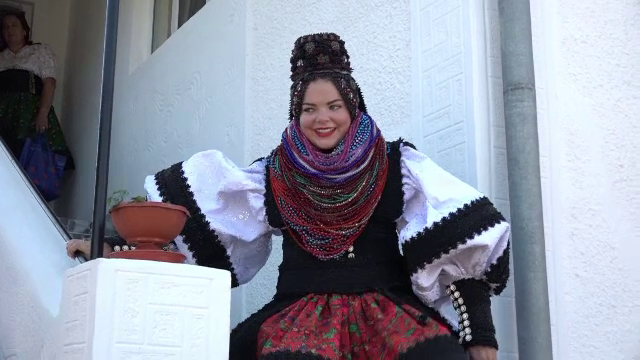 Sezonul nunților în Ţara Oașulului. Rochia de mireasă de 30 de kg care costă cât o mașină