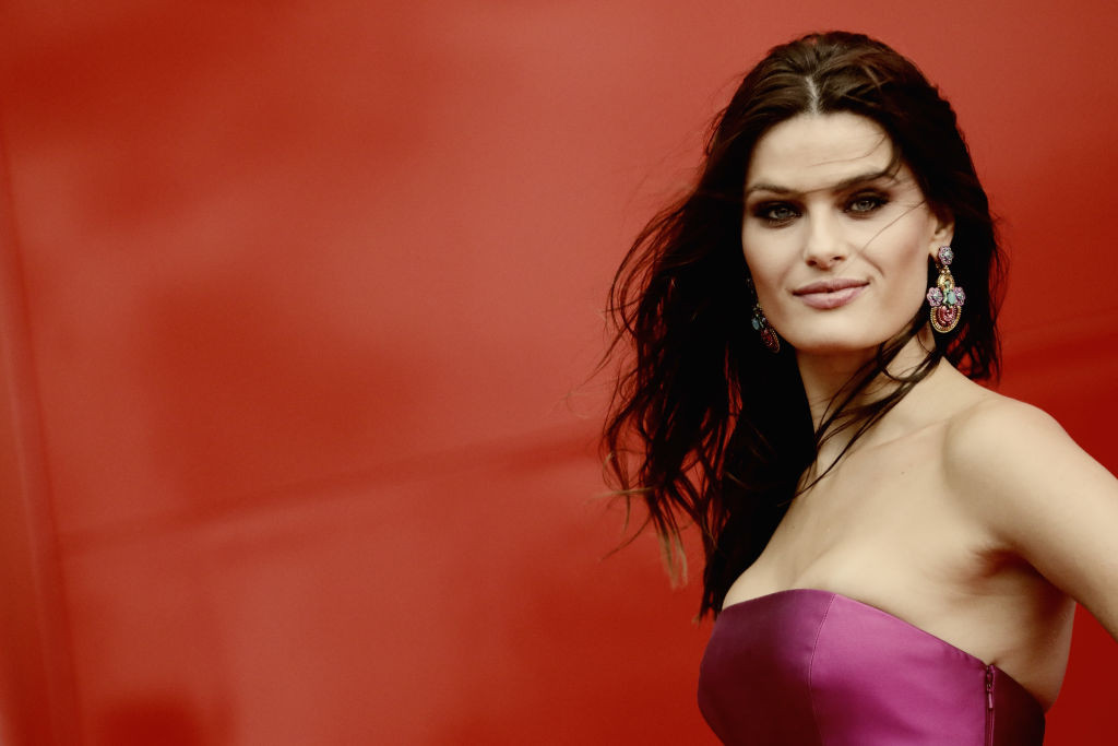 Ploaia deasă şi rafalele puternice de vânt au "şifonat" apariţiile starurilor prezente la Veneţia. FOTO