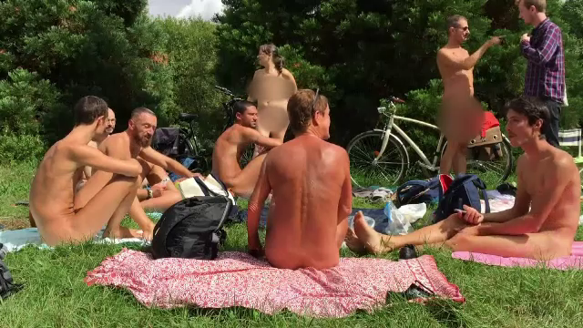 Francezii lipsiţi de inhibiţii se pot "desfăşura" în voie într-o pădure din estul Parisului