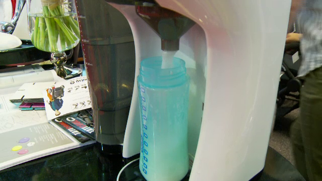 Târg pentru părinți: aparatele care prepară în câteva secunde laptele pentru bebeluşi