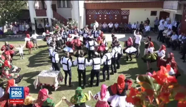 Sezonul nunților în Ţara Oașulului. Rochia de mireasă de 30 de kg care costă cât o mașină