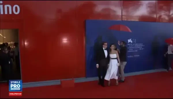 Ploaia deasă şi rafalele puternice de vânt au şifonat apariţiile starurilor prezente la Veneţia. FOTO