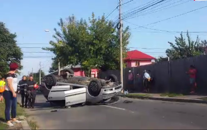 Accident cu scandal la Galaţi. Un șofer neatent a răsturnat un autoturism