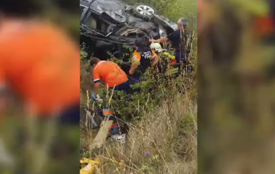 A încercat să depășească un autoturism, dar s-a răsturnat. Șoferița e în stare gravă