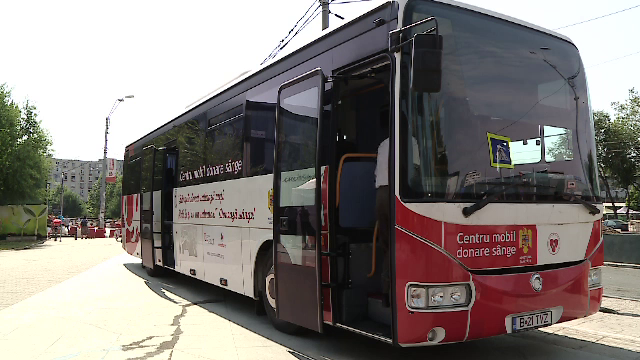 Bucureştenii şi-au dat întâlnire în faţă unui mall din Bucureşti şi au donat sânge