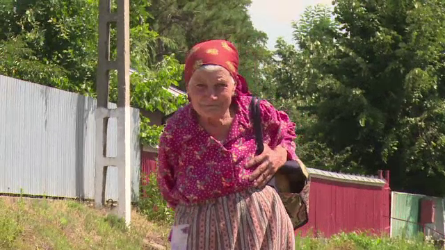 Cum îşi trăiesc bătrâneţea jumătate dintre bunicii noştri. Nu au bani pentru activităţi culturale