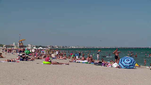 Plajele de pe litoral, pline de turişti. Vacanțele s-au ieftinit la jumătate