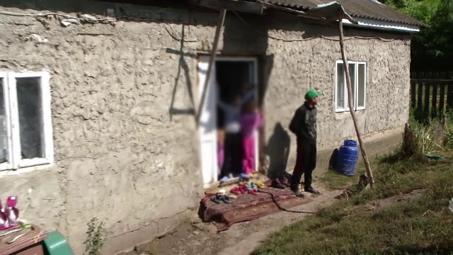 Un sfert dintre copiii României nu ajung la şcoală. Cum se complac părinţii în sărăcie