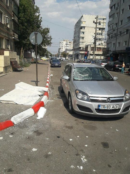 Acoperişul pieţei din Petroşani, smuls de vânt. Pagubele cauzate de vijelii în tară