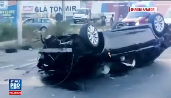 Accident cumplit, cauzat de un tânăr teribilist. BMW-ul a zburat peste parapeți și a aterizat pe o dubă