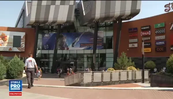 Bucureştenii şi-au dat întâlnire în faţă unui mall din Bucureşti şi au donat sânge