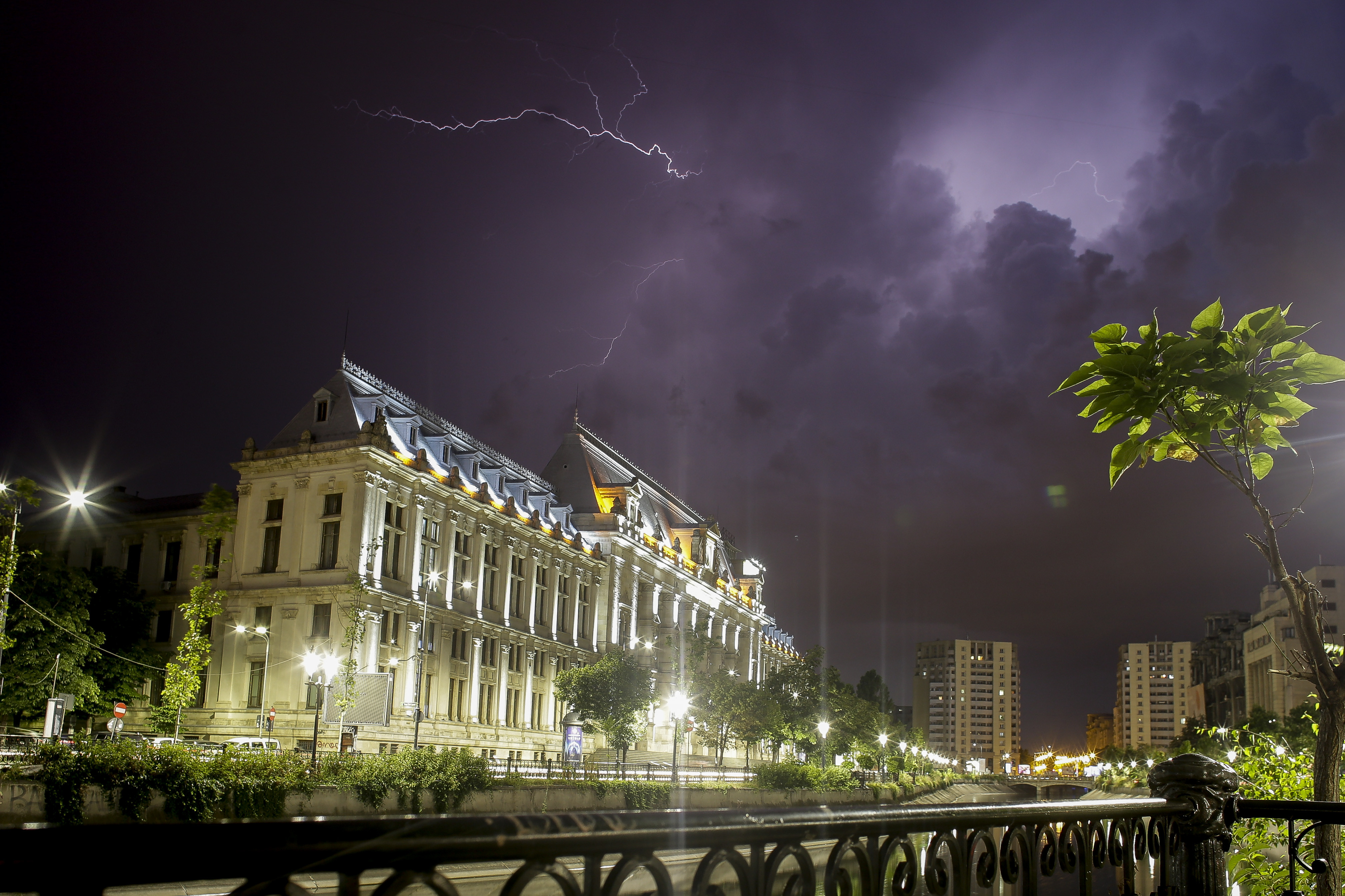 Furtuna s-a dezlantuit in Capitala si in Ilfov. Asfaltul a fost acoperit de apă, iar unele curţi păreau piscine