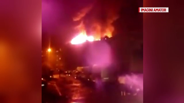 Un bloc din Bacău a luat foc "lovit de fulger". 100 de oameni, evacuați