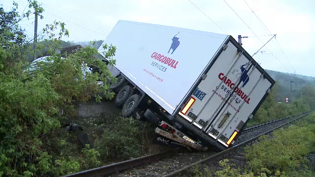 Un tir încărcat cu carne a derapat în Arad şi s-a răsturnat peste calea ferată