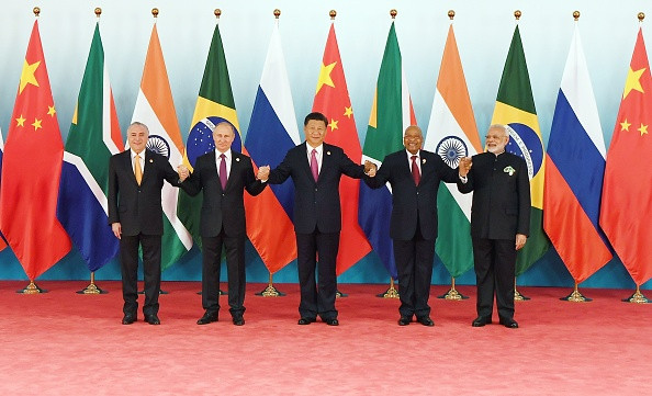 Liderii BRICS se țin de mână la Summit