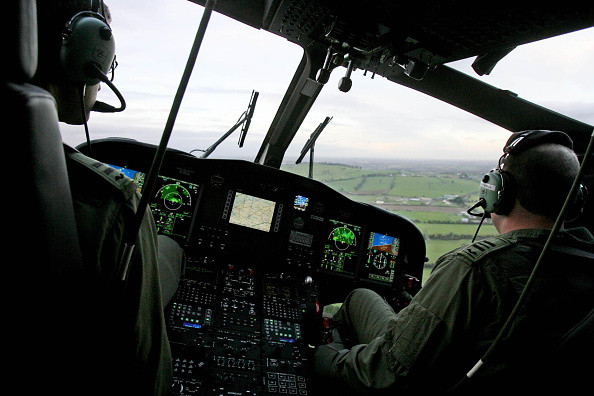 Un pilot a căzut dintr-un elicopter militar în timpul unei demonstraţii aeriene