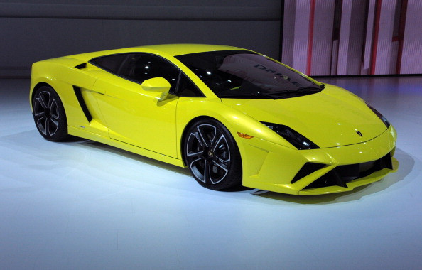 A încercat să impresioneze o femeie și a făcut accident cu un Lamborghini. VIDEO