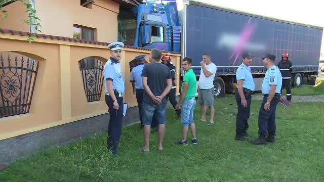 Accident în Dâmbovița: un TIR a intrat într-o casă