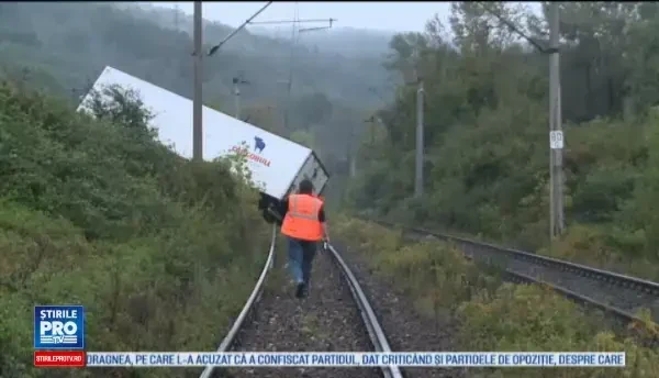 Un tir încărcat cu carne a derapat în Arad şi s-a răsturnat peste calea ferată