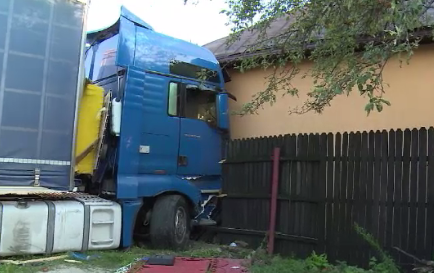 Un TIR scăpat de sub control a intrat într-o casă, în Dâmbovița. ”Mi-e teama că pică”